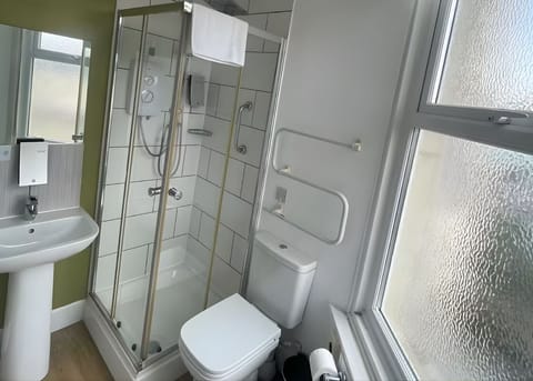 Standard Double Room, Ensuite | Bathroom | Free toiletries, towels, soap, shampoo