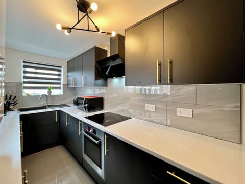 Family Townhome | Private kitchen | Full-size fridge, microwave, oven, stovetop