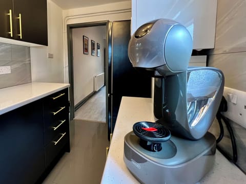 Family Townhome | Private kitchen | Full-size fridge, microwave, oven, stovetop