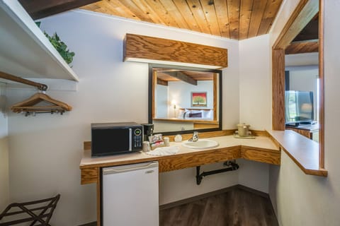 King Balcony Ocean View Pet Friendly | Bathroom | Free toiletries, hair dryer, towels