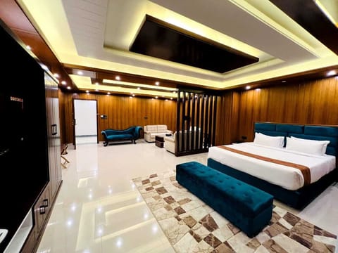 Hypo-allergenic bedding, down comforters, pillowtop beds, minibar