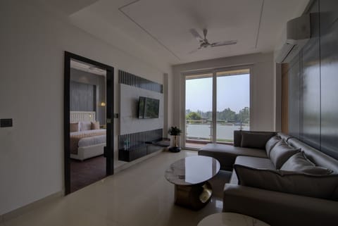 Suite Room with bathtub | Living area | 32-inch LED TV with cable channels