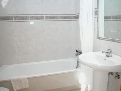 Double Room, 2 Twin Beds | Bathroom | Free toiletries, hair dryer, bidet