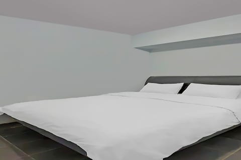 Economy Double Room | Desk, laptop workspace, WiFi (free), bed sheets