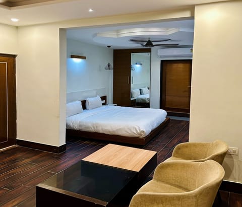 Luxury Room | Egyptian cotton sheets, premium bedding, blackout drapes