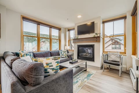 Condo, 3 Bedrooms | Living area