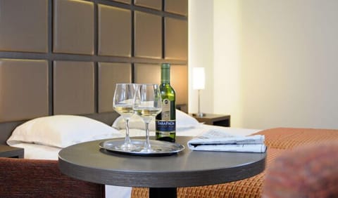 Down comforters, in-room safe, desk, cribs/infant beds