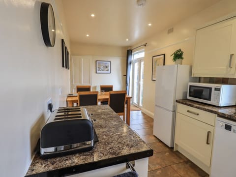Cottage | Private kitchen | Fridge, dishwasher, electric kettle, toaster