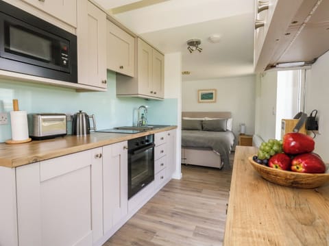 Cottage | Private kitchen | Fridge, electric kettle, toaster, cookware/dishes/utensils