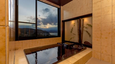 Deluxe Room, Non Smoking, Lake View | Bathroom | Separate tub and shower, free toiletries, hair dryer, slippers