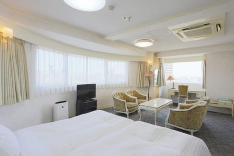 Deluxe Family Room, Non Smoking | Desk, iron/ironing board (on request), WiFi (free), bed sheets