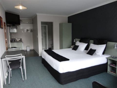 Queen or King Split Studio | Soundproofing, iron/ironing board, cribs (surcharge), WiFi (free)
