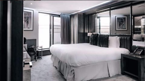 Luxury Penthouse, 1 King Bed | Minibar, desk, laptop workspace, blackout drapes