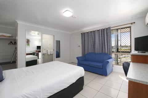 Deluxe Studio Suite, 1 Queen Bed | Desk, iron/ironing board (on request), rollaway beds (surcharge)