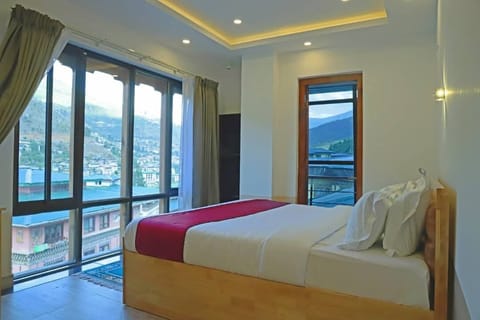 Premium bedding, in-room safe, desk, laptop workspace