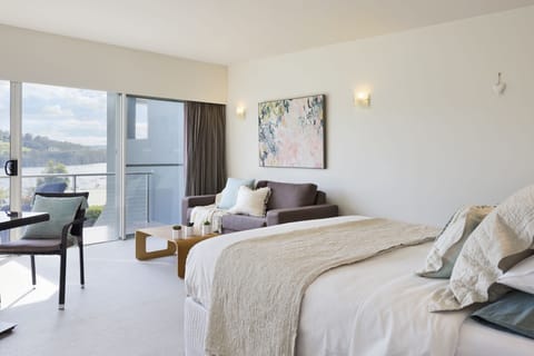 Studio, 1 Queen Bed, Balcony, Marina View (1) | Minibar, desk, laptop workspace, blackout drapes