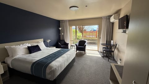 Studio Access Suite | Blackout drapes, soundproofing, iron/ironing board, WiFi (free)