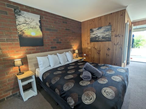 Standard Room, 1 Queen Bed | Soundproofing, iron/ironing board, free WiFi, bed sheets