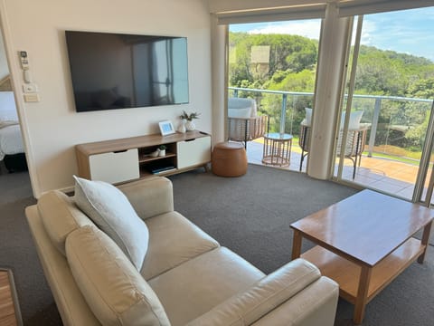 Apartment 5: Upstairs - 2 Bedrooms | Living room | 48-cm flat-screen TV with digital channels, plasma TV, Netflix