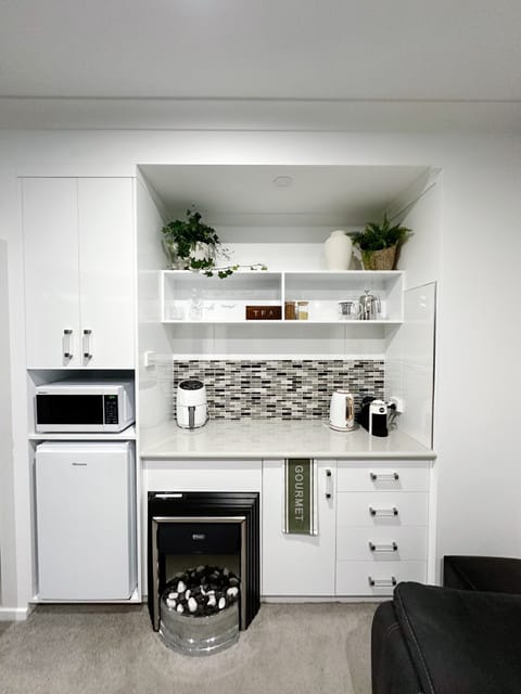 Standard Apartment, 1 King Bed, Non Smoking, Balcony (apartment) | Private kitchenette | Mini-fridge, microwave, stovetop, espresso maker