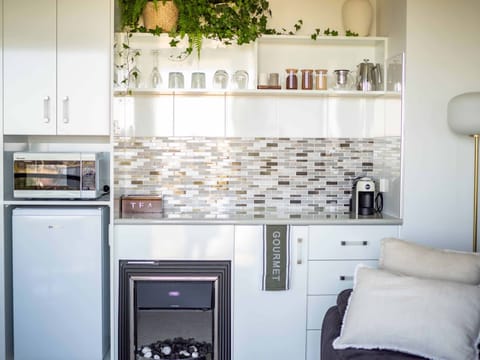 Standard Apartment, 1 King Bed, Non Smoking, Balcony (apartment) | Private kitchen | Mini-fridge, microwave, stovetop, espresso maker