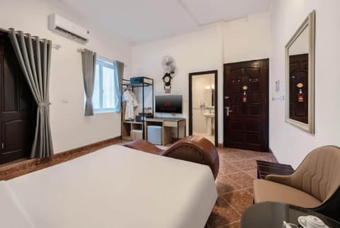 Deluxe Double Room | Minibar, in-room safe, blackout drapes, iron/ironing board