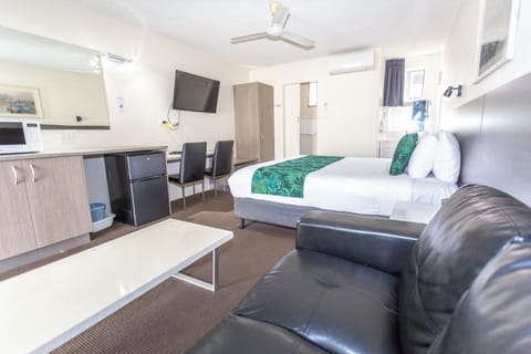 Executive Double Room, 1 King Bed | Desk, blackout drapes, iron/ironing board, free WiFi