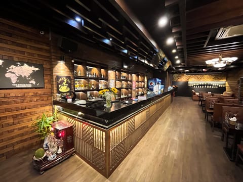 2 restaurants; breakfast, lunch, dinner, and brunch served