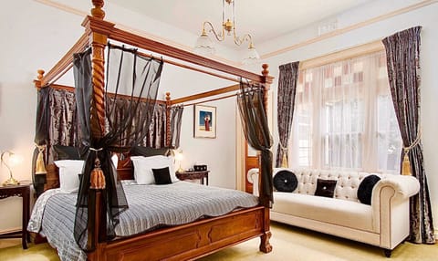 Deluxe Room (Newton) | In-room safe, laptop workspace, soundproofing, free WiFi