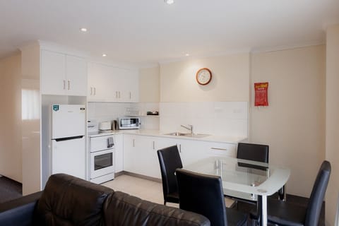 Family Room | Private kitchen | Fridge, microwave, electric kettle