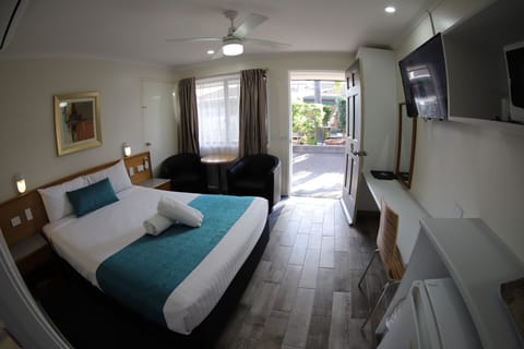 Deluxe Queen Room Disability Access (PET FRIENDLY) | Desk, iron/ironing board, WiFi (free), bed sheets