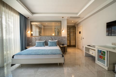 Deluxe Room, 1 Queen Bed, Accessible, Non Smoking | Desk, laptop workspace, free WiFi, bed sheets