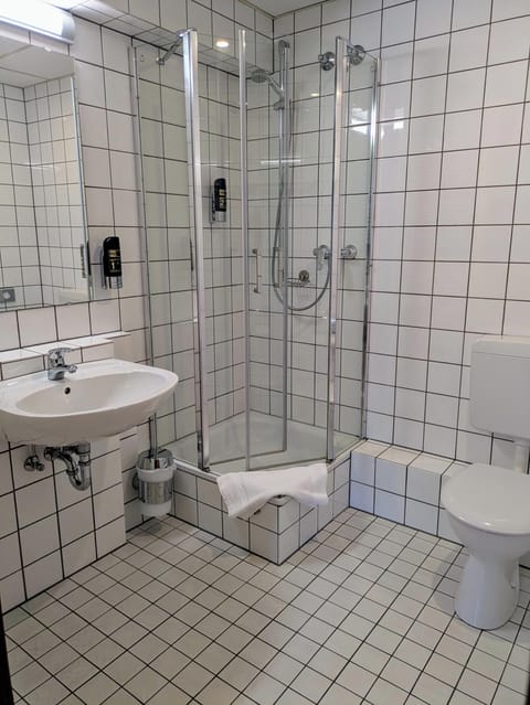 Basic Triple Room | Bathroom | Shower, hair dryer, towels, soap