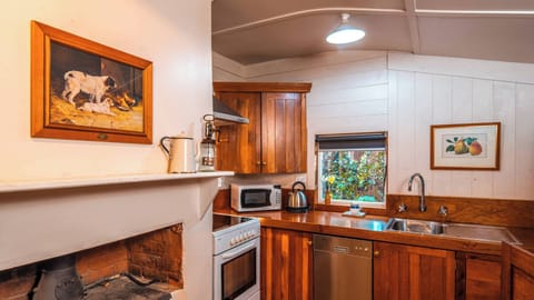 Old Farm Cottage | Private kitchen | Fridge, microwave, oven, stovetop