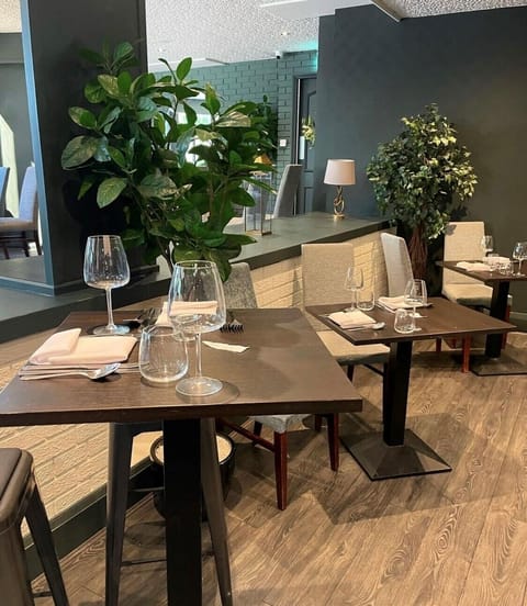 Breakfast and dinner served