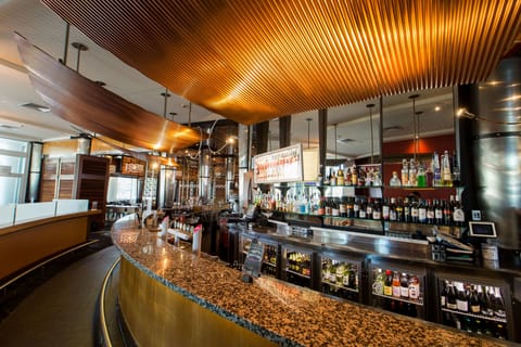 3 bars/lounges