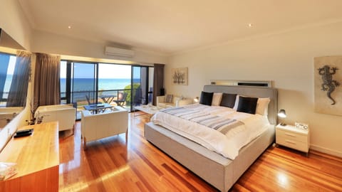 Penthouse | Hypo-allergenic bedding, pillowtop beds, minibar, individually decorated