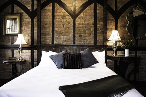 Standard King Room | Desk, iron/ironing board, cribs (free), WiFi (free)