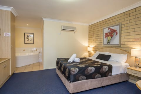 Standard Room, Non Smoking, Jetted Tub (Spa Suite) | Desk, iron/ironing board, WiFi (free), bed sheets