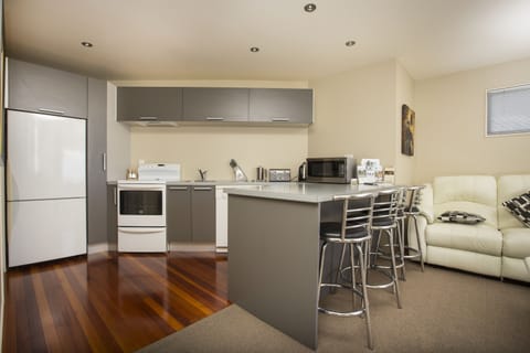 Deluxe Apartment, 2 Bedrooms, Kitchen, Ocean View (Kawau) | 1 bedroom, premium bedding, individually decorated