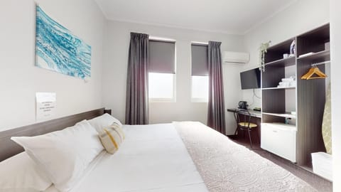 Deluxe King Room | Iron/ironing board, free WiFi, bed sheets