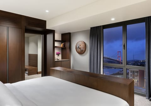 Suite, 1 King Bed (Bosphorus Bridge View) | Minibar, in-room safe, laptop workspace, cribs (free)
