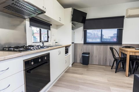 Ensuite Cabin | Living area | 20-inch flat-screen TV with digital channels, TV, DVD player