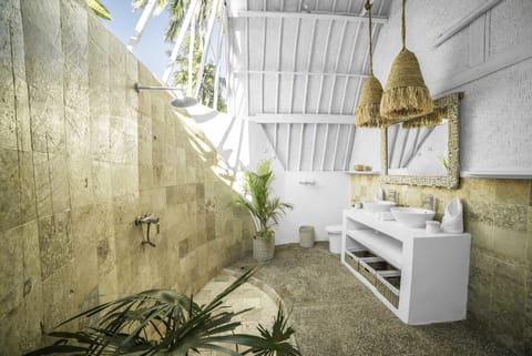 Deluxe Bungalow, 1 King Bed | Bathroom | Shower, rainfall showerhead, towels