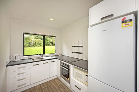 Standard Suite, 2 Bedrooms, Non Smoking, Kitchen (Unit) | Private kitchen | Fridge, microwave, cookware/dishes/utensils