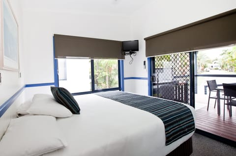 Grande Villa (2BR) | Iron/ironing board, WiFi (free), bed sheets