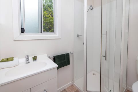 Studio, 1 Queen Bed | Bathroom | Free toiletries, towels, soap, shampoo