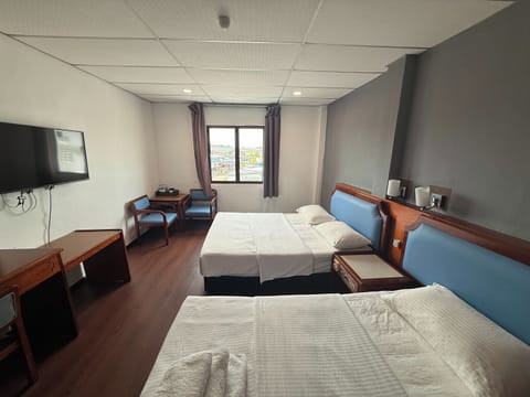 Superior Suite | Desk, WiFi (free), bed sheets