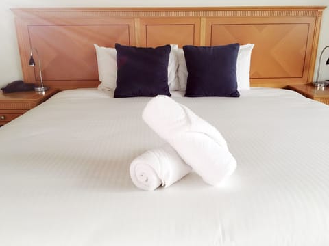 Executive Suite, 1 Bedroom, Non Smoking | Desk, iron/ironing board, WiFi (free), bed sheets