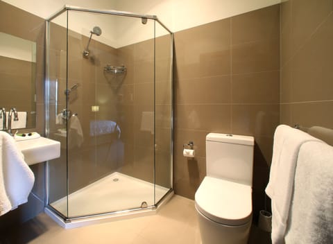 Heritage Queen Room with Marina & Water Views | WiFi, bed sheets